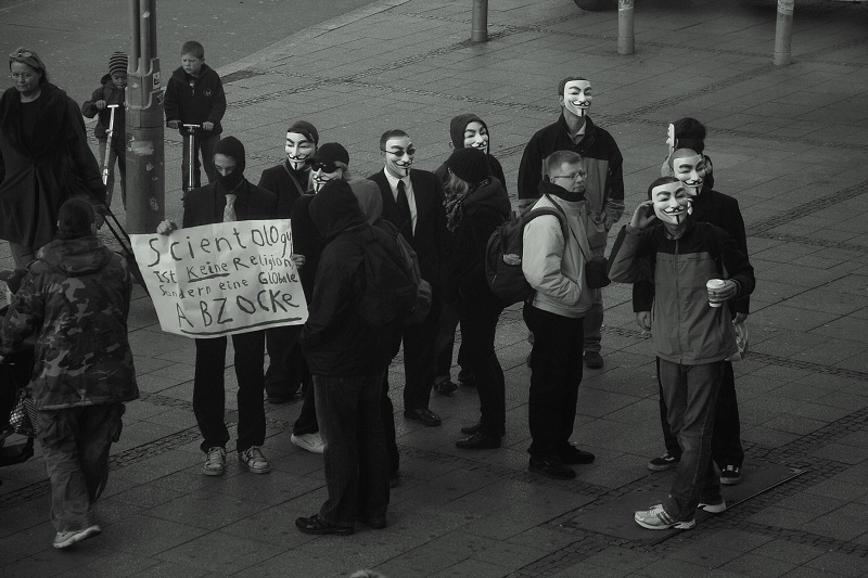 Demonstrace proti scientologii v Berlíně